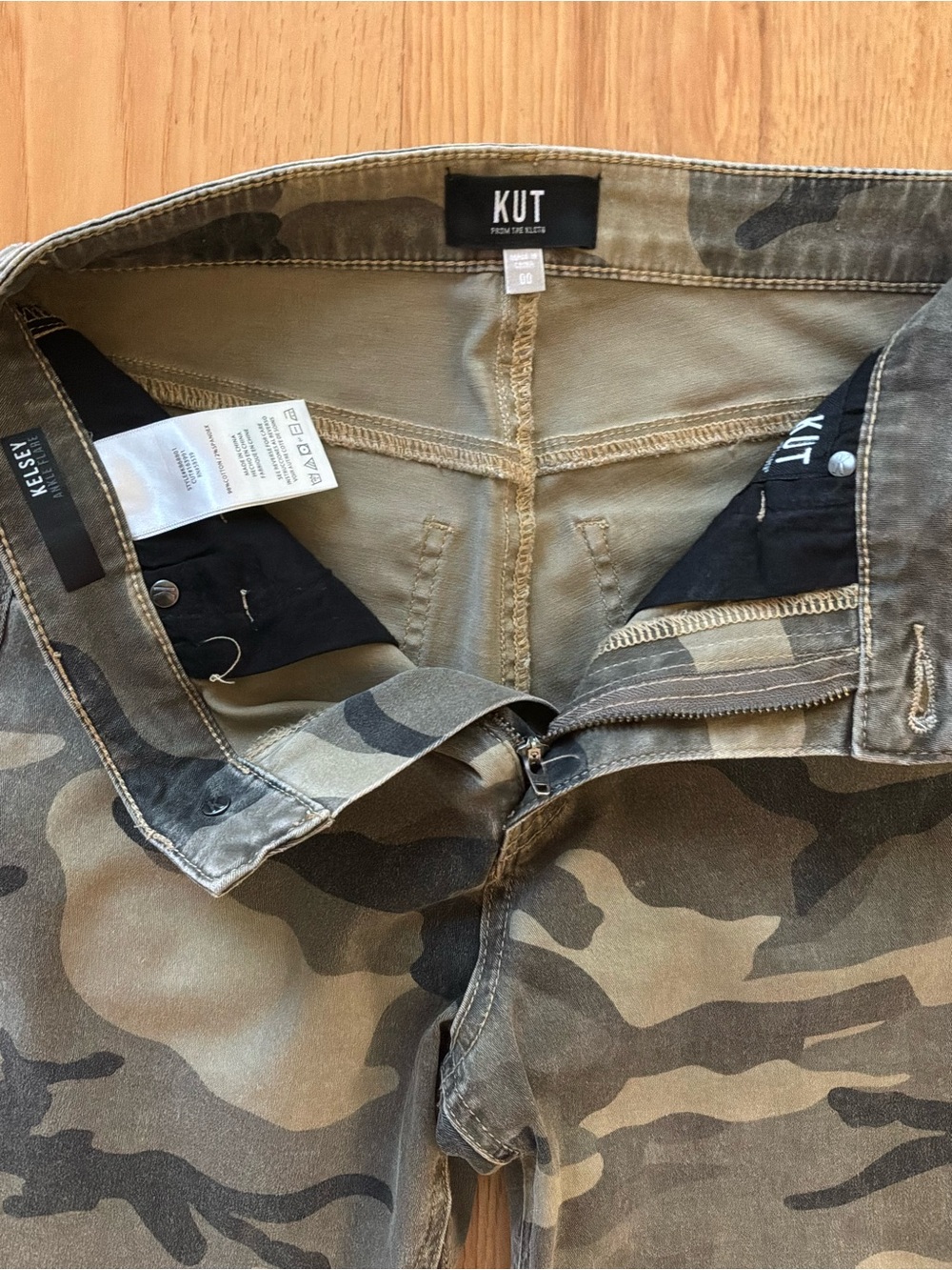 NWOT, Kut from Kluth “Kelsey” Camo Ankle Flare Jean, Size 00 - Picture 4 of 7